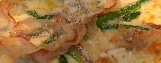 Шаг 12: пиццы со спаржей, сыром таледжо и спеком