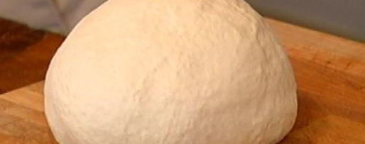 Шаг 3: пиццы со спаржей, сыром таледжо и спеком