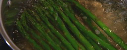 Шаг 5: пиццы со спаржей, сыром таледжо и спеком