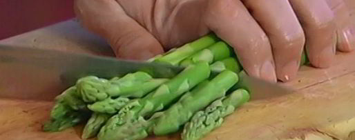 Шаг 6: пиццы со спаржей, сыром таледжо и спеком