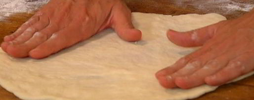 Шаг 8: пиццы со спаржей, сыром таледжо и спеком