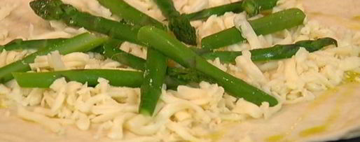 Шаг 10: пиццы со спаржей, сыром таледжо и спеком