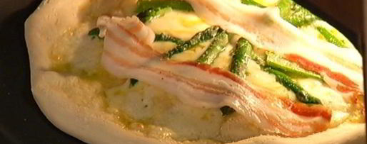 Шаг 11: пиццы со спаржей, сыром таледжо и спеком