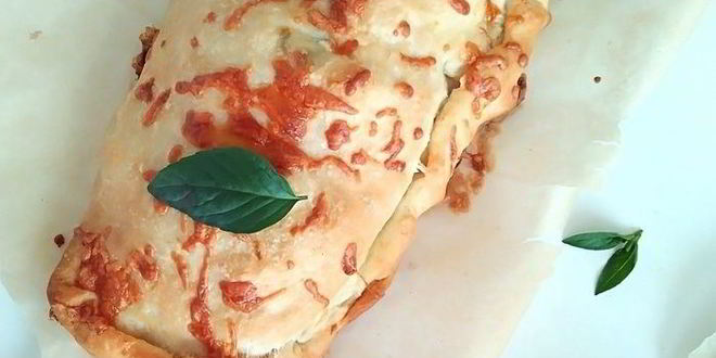 Рецепт закрытой пиццы с курицей и чесноком