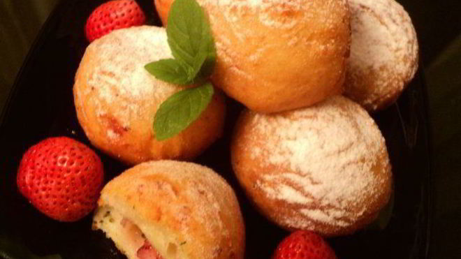 Рецепт Творожных пончиков с клубникой