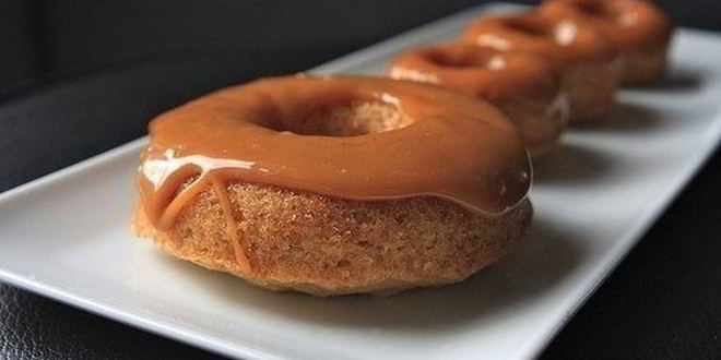 Рецепт яблочных пончиков с карамелью