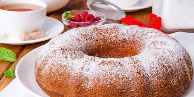 Рецепт коврижки на кефире с вареньем