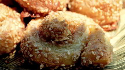 Рецепт Рулетиков с золотистым кунжутом