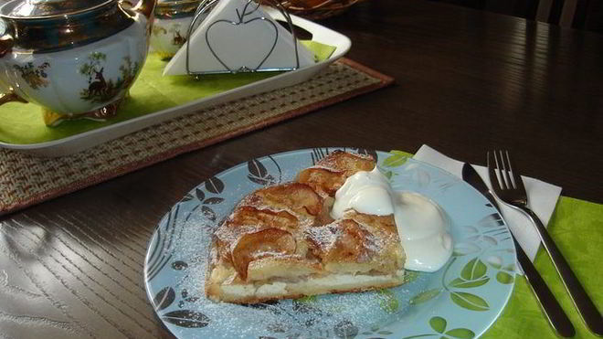 Рецепт Классической шарлотки с яблоками и творогом