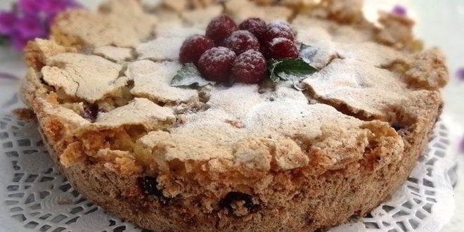 Рецепт меренговой шарлотки с малиной и белым шоколадом