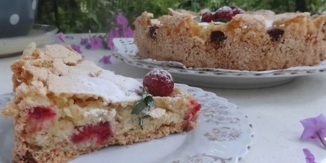 Рецепт меренговой шарлотки с малиной и белым шоколадом