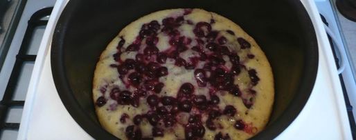 Шаг 10: пирога с вишней в мультиварке типа шарлотка