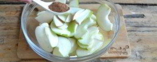 Шаг 3: шарлотки классической с яблоками