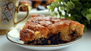 Рецепт Шарлотки на манке с карамельным черносливом