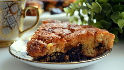 Рецепт Шарлотки на манке с карамельным черносливом