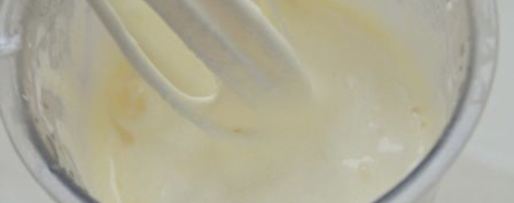 Шаг 1: шарлотки на манке с карамельным черносливом