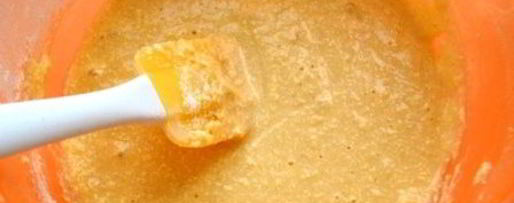 Шаг 2: шарлотки на манке с карамельным черносливом