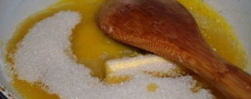 Шаг 3: шарлотки на манке с карамельным черносливом