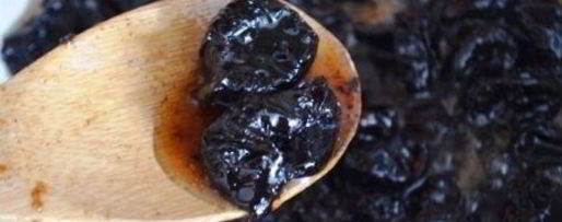 Шаг 4: шарлотки на манке с карамельным черносливом