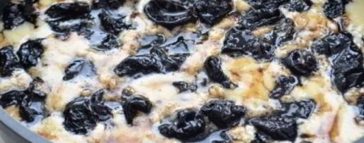 Шаг 6: шарлотки на манке с карамельным черносливом