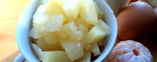 Шаг 1: шарлотки с ананасом и хурмой