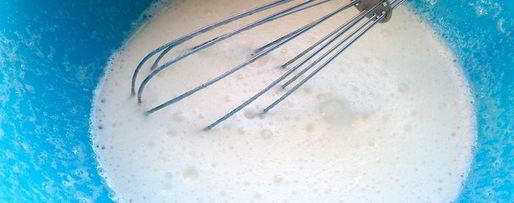 Шаг 2: шарлотки с ананасом и хурмой