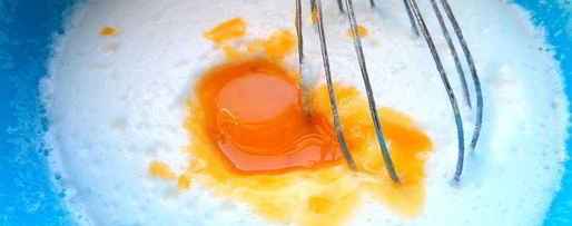 Шаг 3: шарлотки с ананасом и хурмой