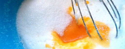 Шаг 4: шарлотки с ананасом и хурмой