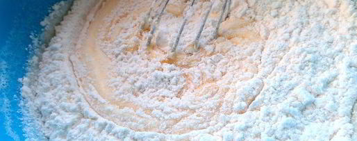 Шаг 6: шарлотки с ананасом и хурмой