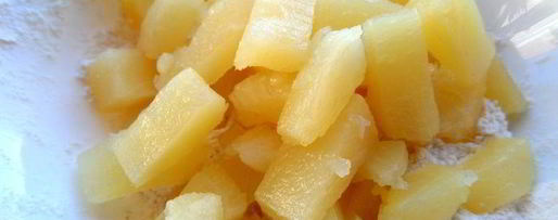 Шаг 7: шарлотки с ананасом и хурмой