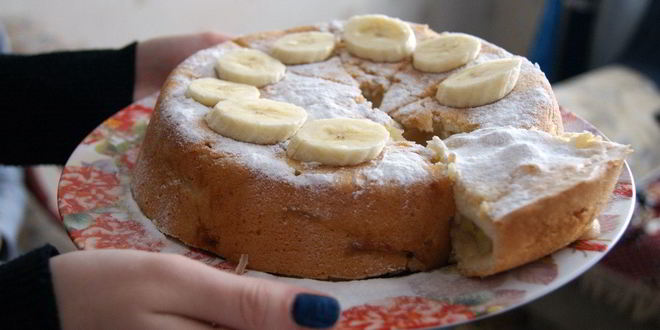 Рецепт шарлотки с бананами и вишней