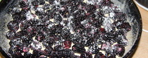 Шаг 6: шарлотки с ежевикой