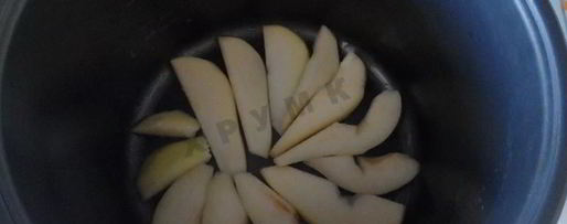 Шаг 5: шарлотки с грушами в мультиварке