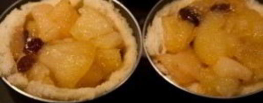 Шаг 4: шарлотки с грушами