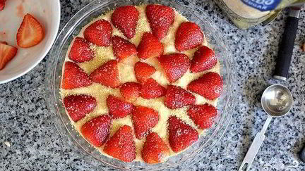 Рецепт Шарлотки с клубникой