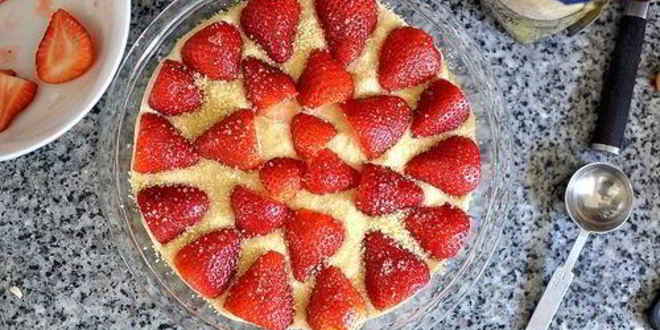 Рецепт шарлотки с клубникой