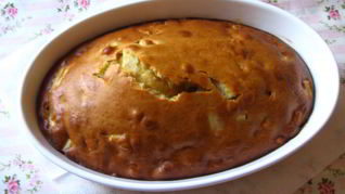 Рецепт Шарлотки с корицей и сметанным топпингом