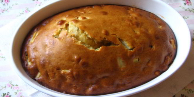 Рецепт шарлотки с корицей и сметанным топпингом