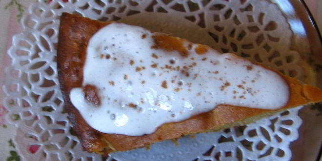 Рецепт шарлотки с корицей и сметанным топпингом