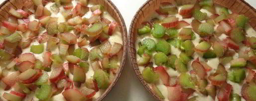 Шаг 11: шарлотки с ревенем, вяленой вишней и пряностями