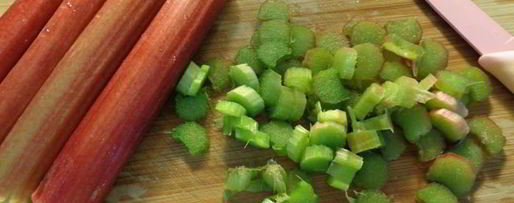 Шаг 2: шарлотки с ревенем, вяленой вишней и пряностями