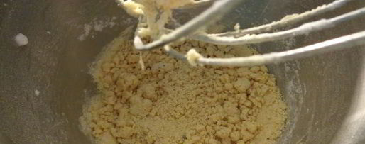 Шаг 7: шарлотки с ревенем, вяленой вишней и пряностями