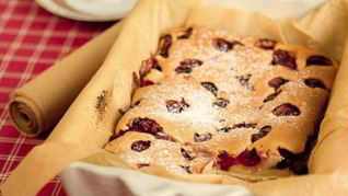 Рецепт Шарлотки с вишней в мультиварке