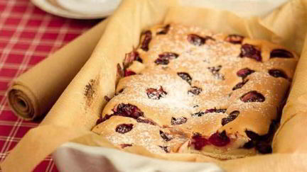 Рецепт Шарлотки с вишней в мультиварке