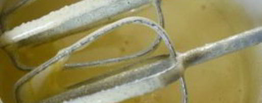 Шаг 2: шарлотки с вишней в мультиварке