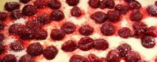 Шаг 4: шарлотки с вишней в мультиварке