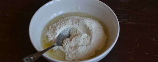 Шаг 2: шарлотки с вишней