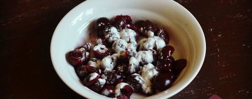 Шаг 5: шарлотки с вишней