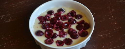 Шаг 7: шарлотки с вишней