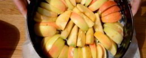 Шаг 2: шарлотки с яблоками и медовым бисквитом